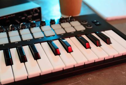 Thumbnail for Pourquoi opter pour l’utilisation des claviers MIDI ?